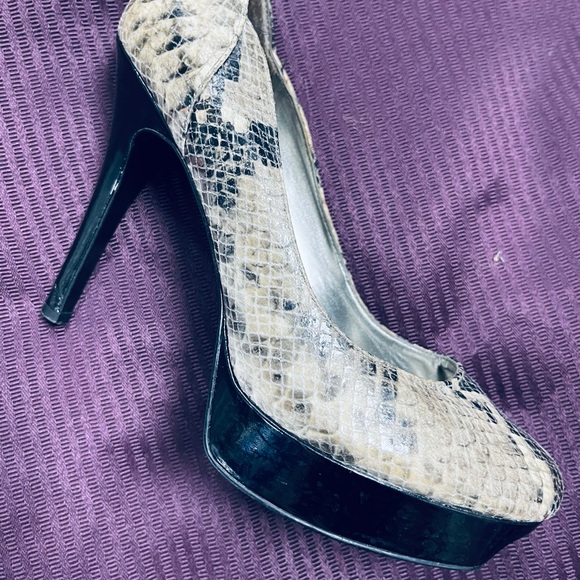 ➡️ !BOGO! ⬅️ GUESS Snake Skin Platform Pumps/ Used - Picture 5 of 15